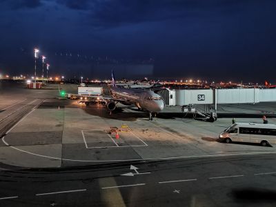 Aéroport de Moscou-Cheremetievo by night