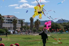 Cerf volant abstrait à Marseille en bordure de mer