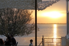 Dîner restaurant bord de mer