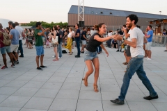 Rooftop Marseille couple danse