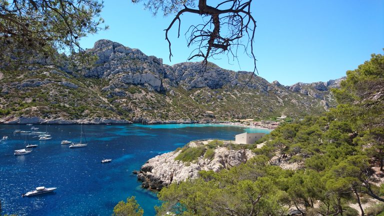 Faire une randonnée pédestre dans les deux calanques SORMIOU ET MORGIOU à Marseille