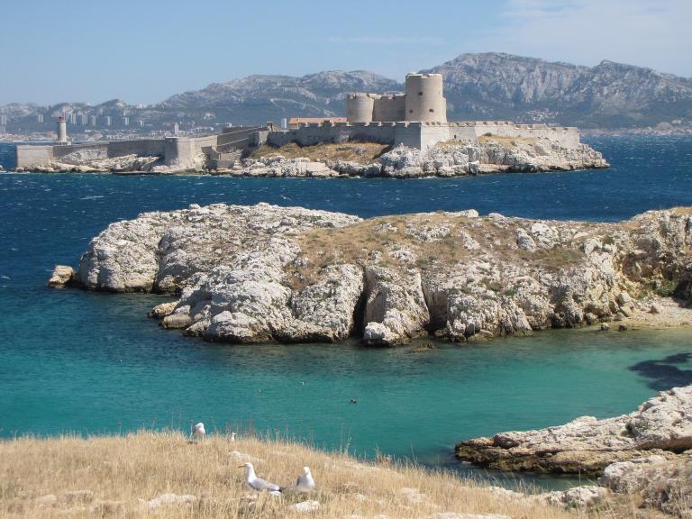 Week-end détente en plein air : se balader aux îles du Frioul à Marseille
