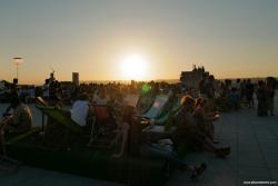 Foule détendue sur des transats au coucher du soleil sur le rooftop de la Friche la Belle de Mai à Marseille