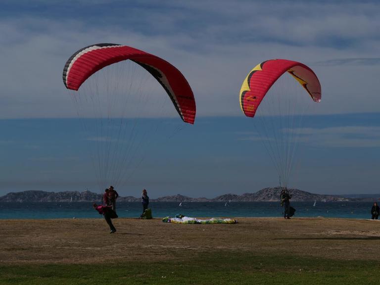 Faire du kitesurf à Marseille en pleine eau à la Pointe Rouge