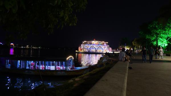 rivière des parfum le soir ville de Huế