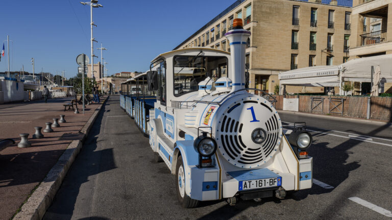 Le Petit Train Touristique de Marseille 13 : des circuits Inoubliables à Travers les Joyaux de la Cité Phocéenne !
