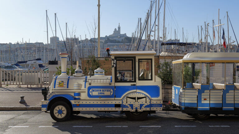 Balade touristique commentée en Petit Train à Marseille pour faire visiter la ville aux amis de passage