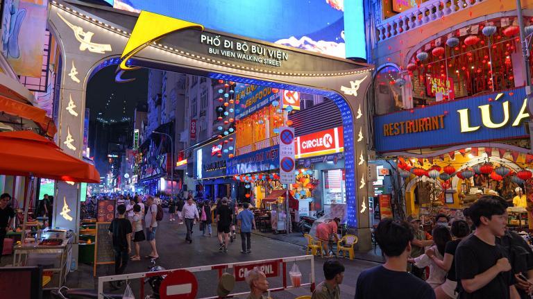 Bui Vien Walking Street 🎉 L’Épicentre de la Vie Nocturne à Saigon