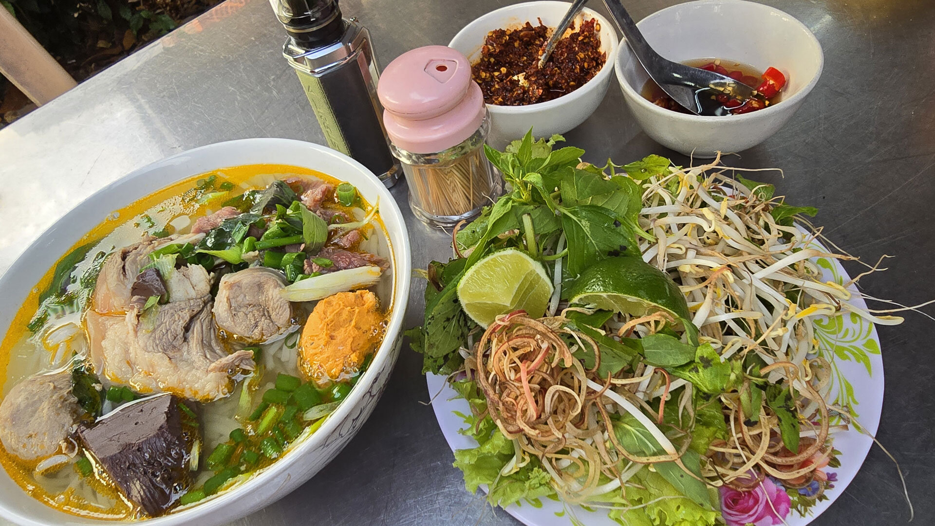 bun bo hue quan cam vietnam