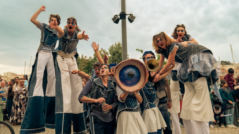 Carnaval de Marseille 2025 : Une odyssée bleue au cœur du Vieux-Port