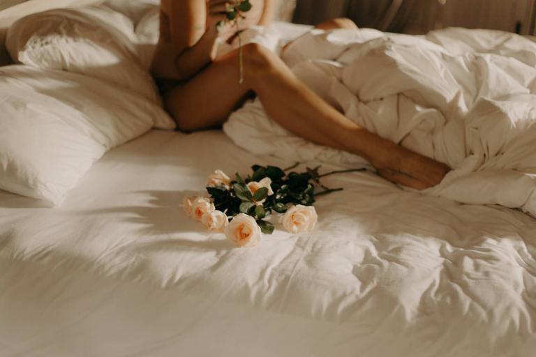 La sensualité mystérieuse d’une femme Capricorne au lit