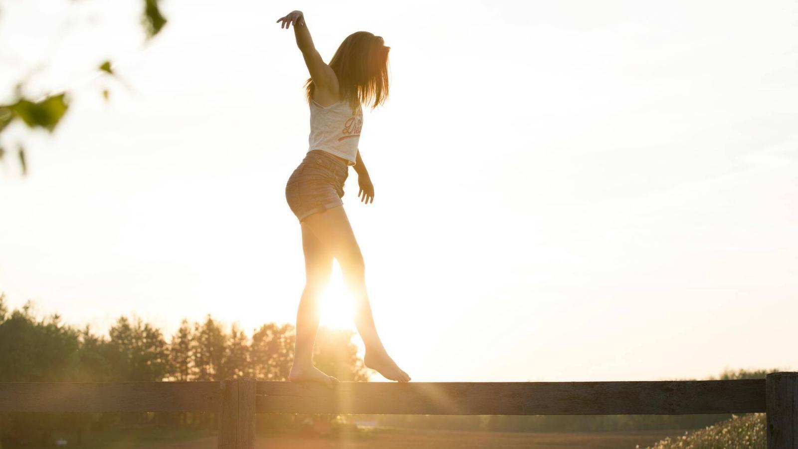 femme balance équilibre