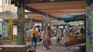 Femme au marché paysan cours julien