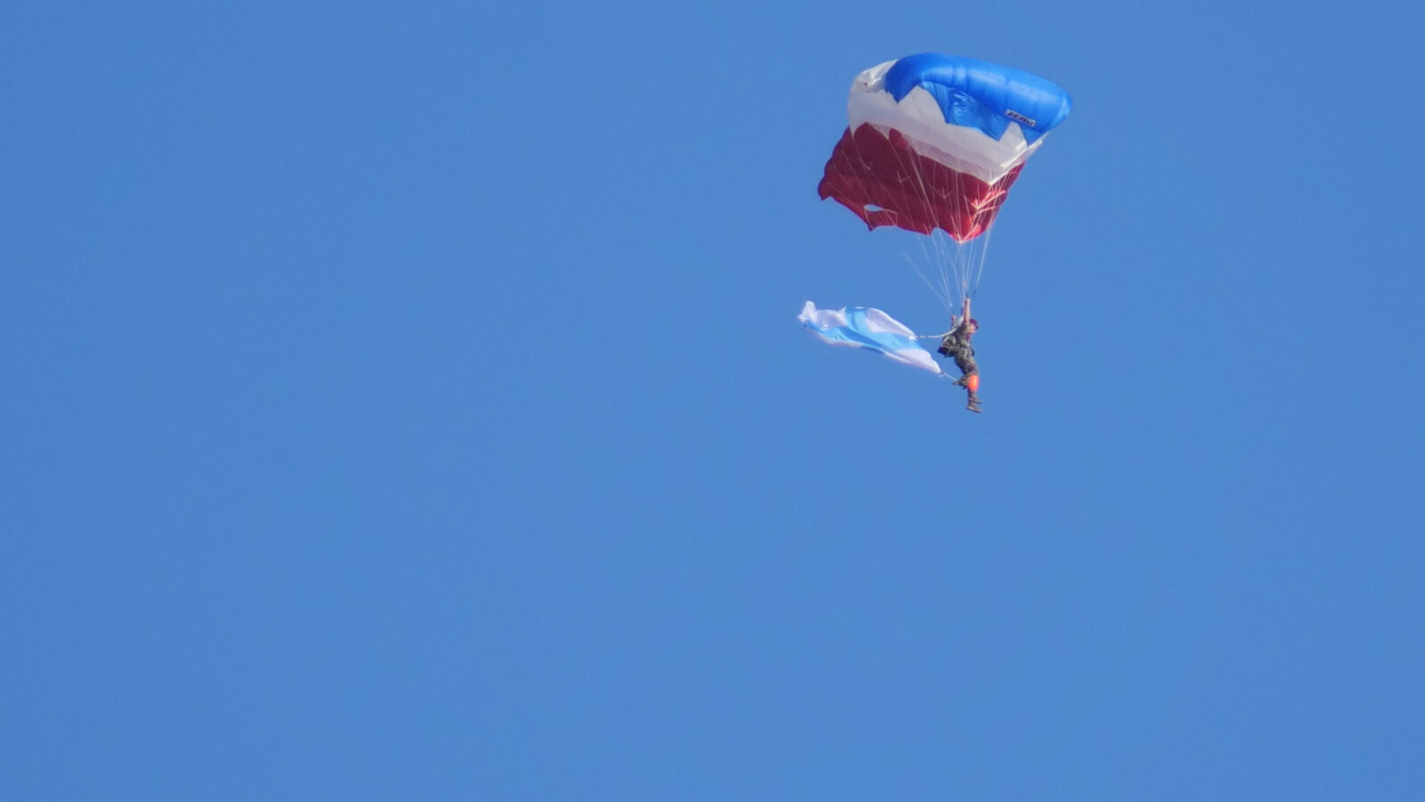 parachute utilitaire défilé du 14 juillet à Marseille