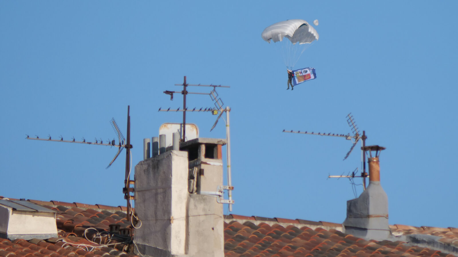 parachutistes utilitaire défilé du 14 juillet