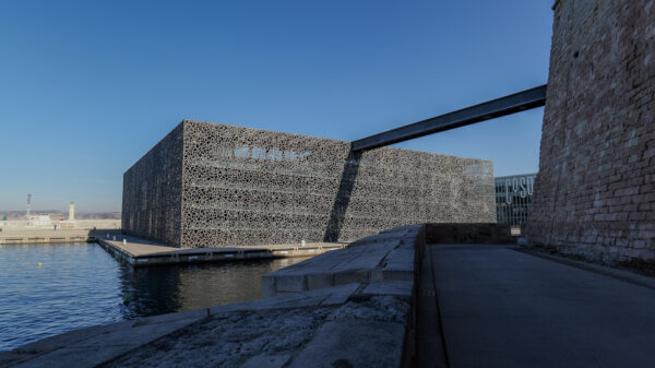 sentier à proximité du Mucem