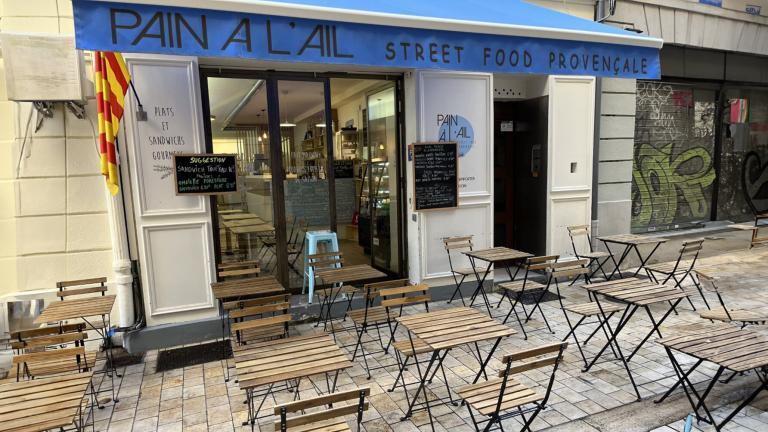 Dégustez le Pain à l’Ail : La Provence à Emporter, entre Tradition et Street Food