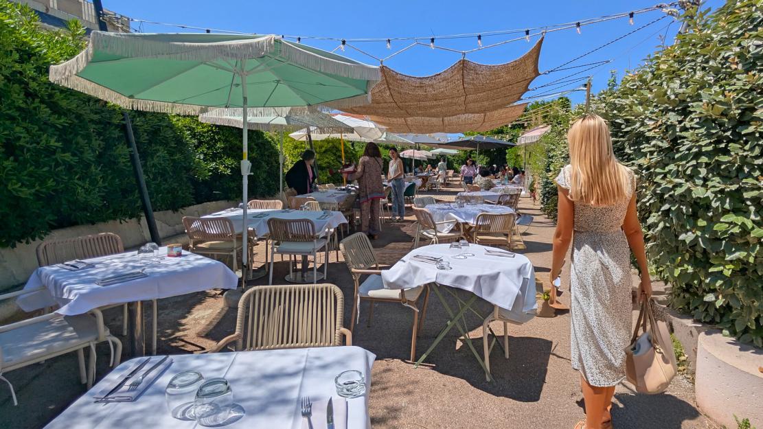 Terrasses ombragée restaurant en bord de mer Marseille